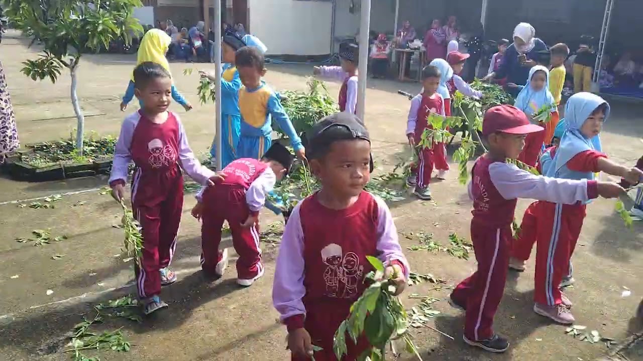Ketika anak2 memberi makan kambing di wisata edukasi kandang 58 sembung