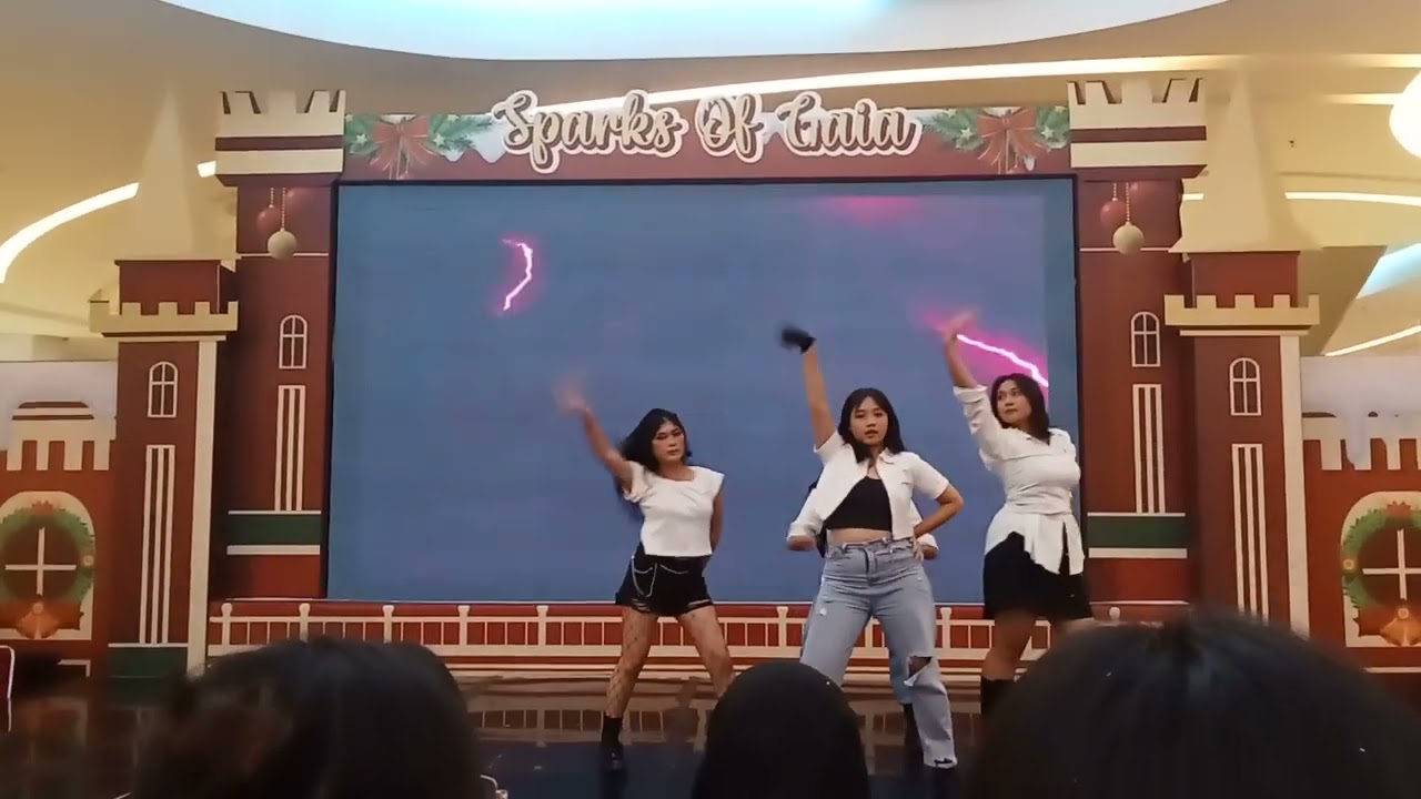 Acara k.pop hallyu power dance korea di center atrium gaia bumi raya city mall 