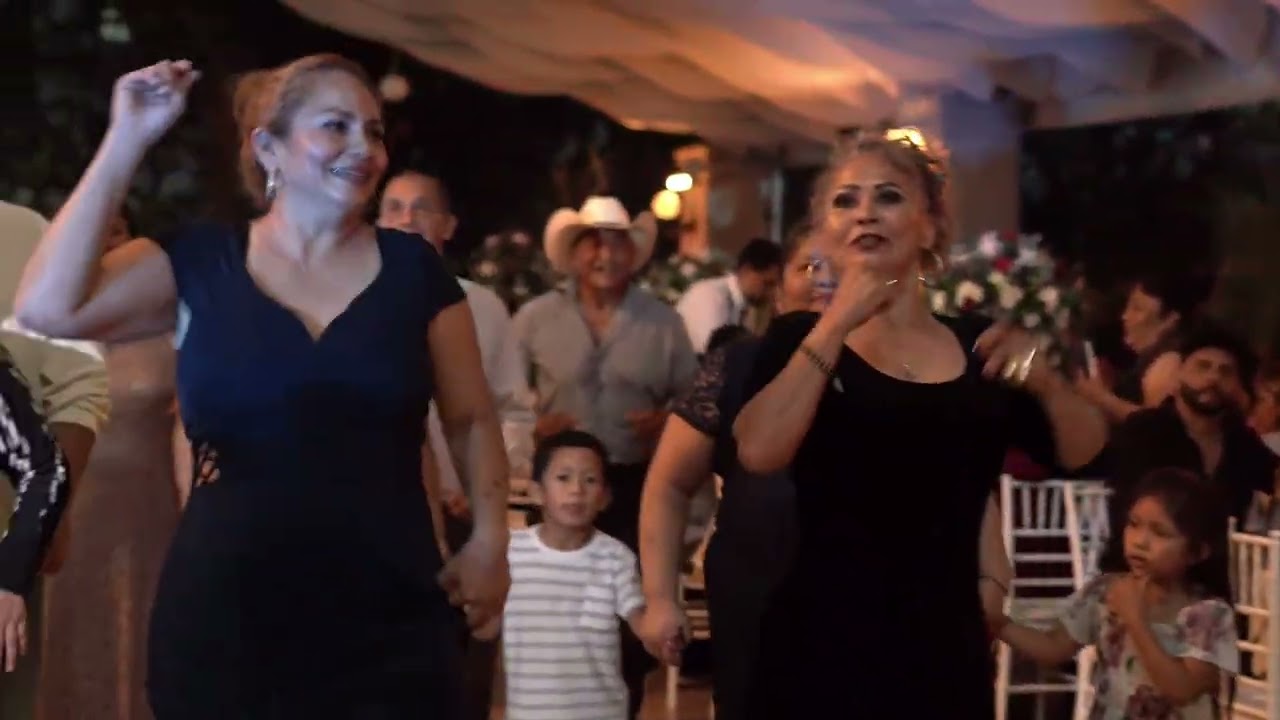 Tony y su acapulquito pa tras  #boda #viral 
