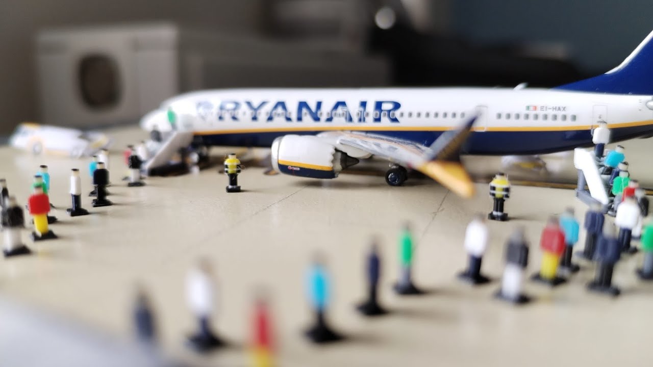 Unboxing PASSENGER'S For My Model Airport!