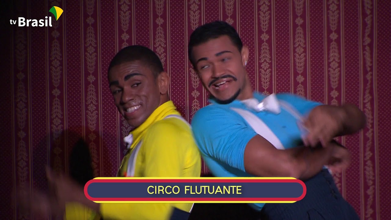 Palhaçaria apresenta as acrobacias do Circo Flutuante