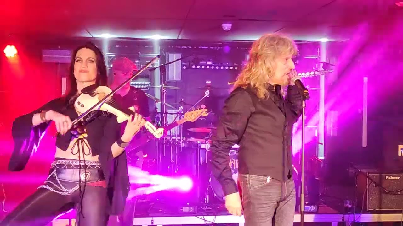 &Ntilde;u (Sara Ember, violinista): 
