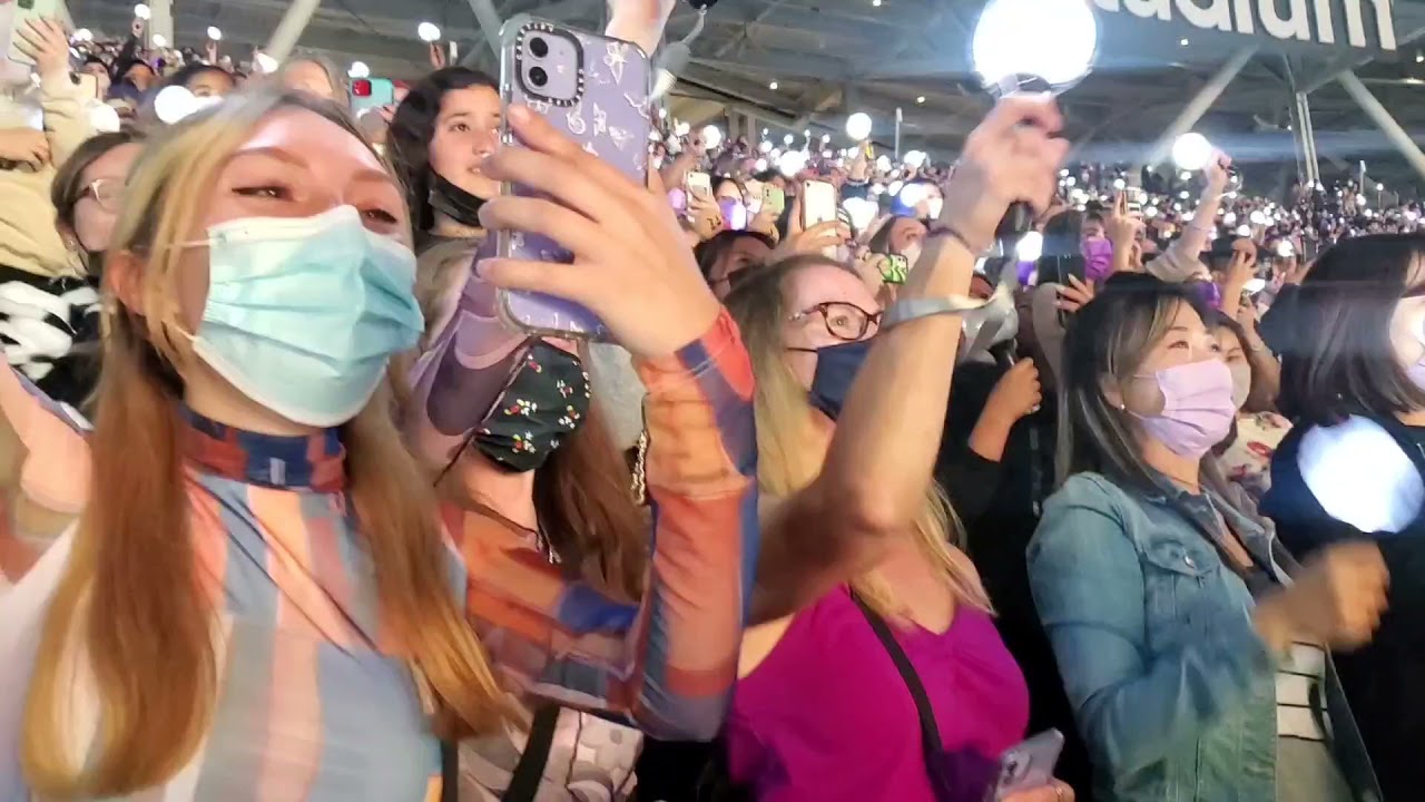 BTS LA 콘서트에서 가장 감동적 순간!첫인사 RM 이 멘트하자 아미들 눈물바다!이 3분으로 아미들은 이미 콘서트 끝나도 충분했다