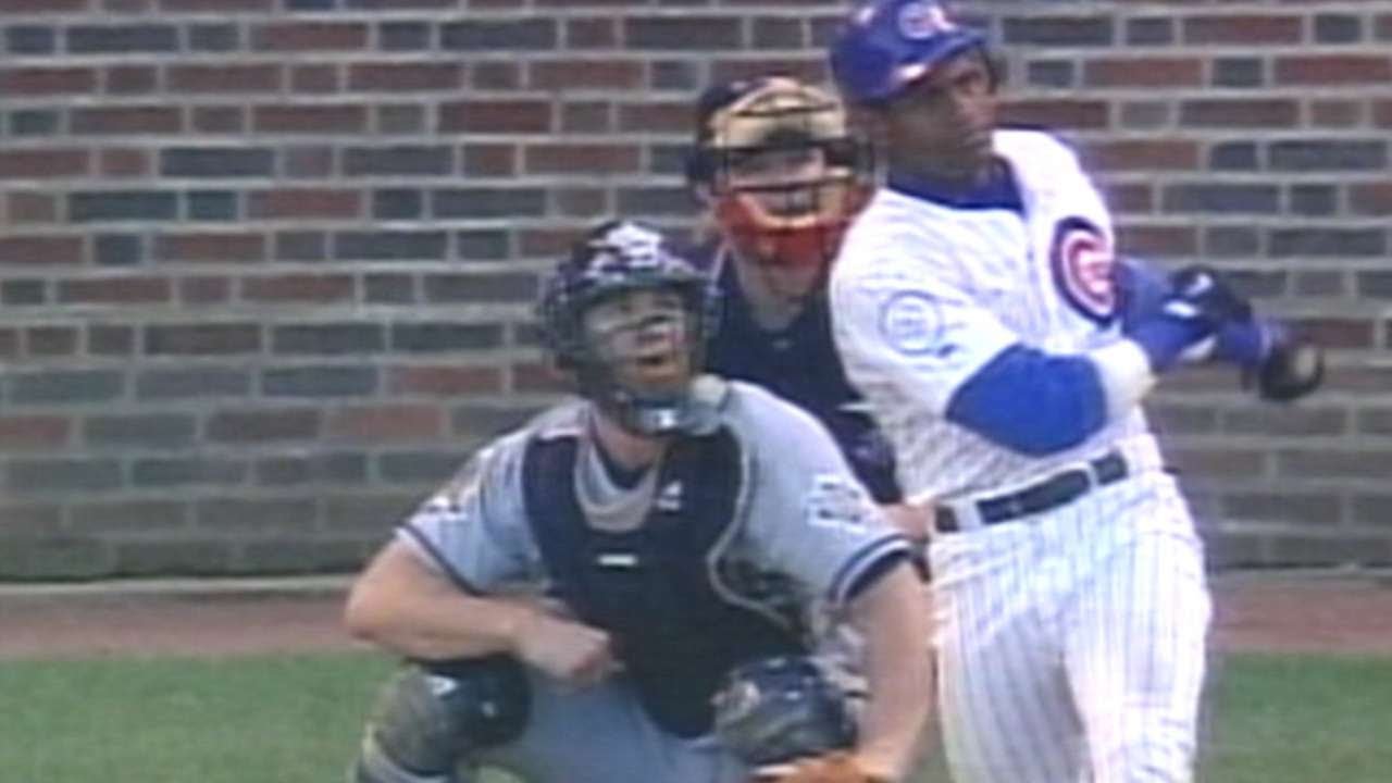 Sammy Sosa mashes his 60th home run of 1998