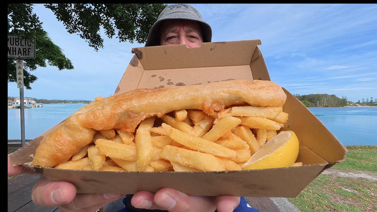 Рыба с картофелем фри из закусочной Lakeside Takeaway в Форстере.