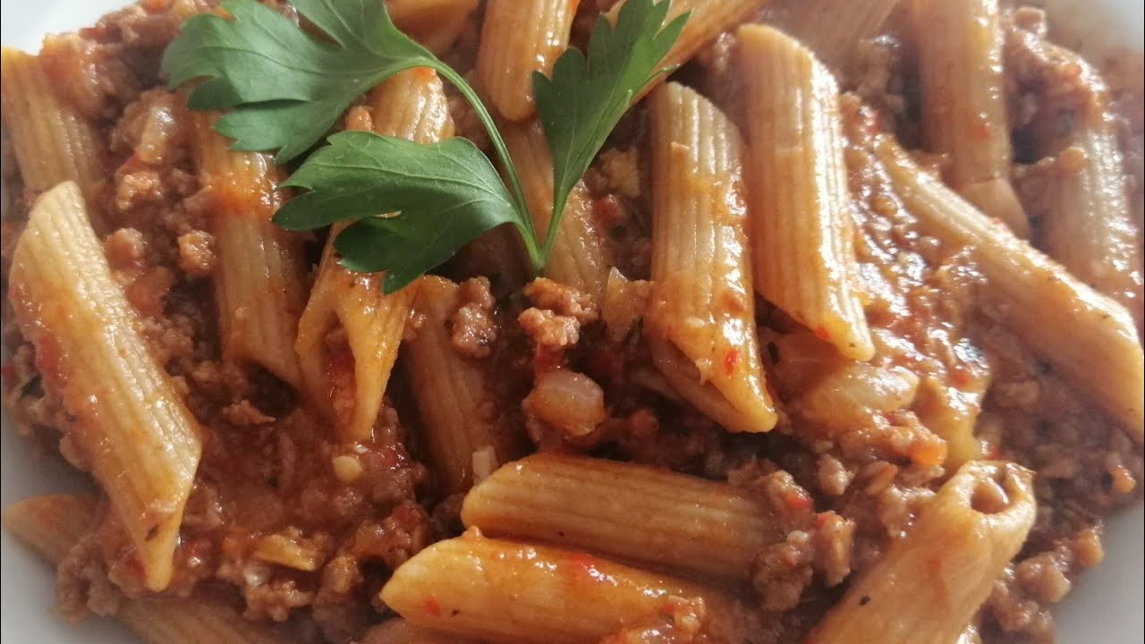 معكرونة بالكفتة وصلصة الطماطم