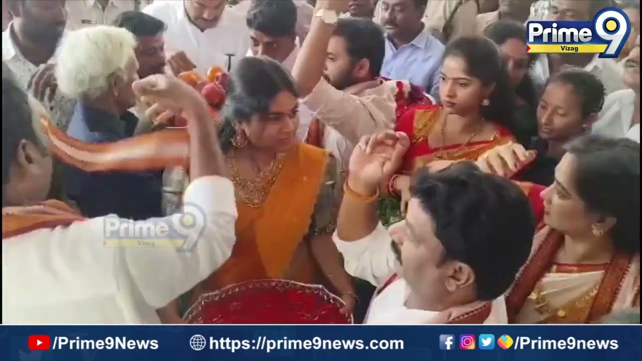 ఉపమాక శ్రీ వేంకటేశ్వర స్వామి వారిని కుటుంబ సమేతంగా దర్శించుకున్న హోం మంత్రి అనిత  | Prime9 Vizag