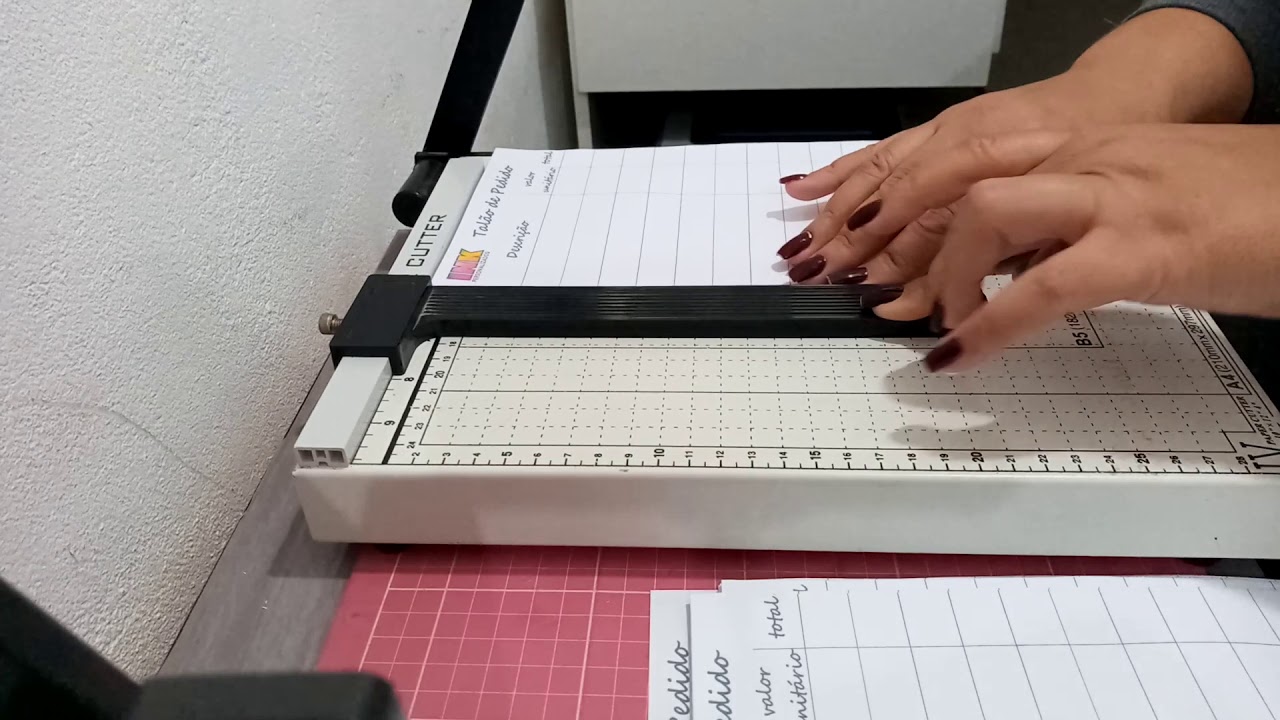 Como usar a guilhotina corretamente( cortando papel na guilhotina)