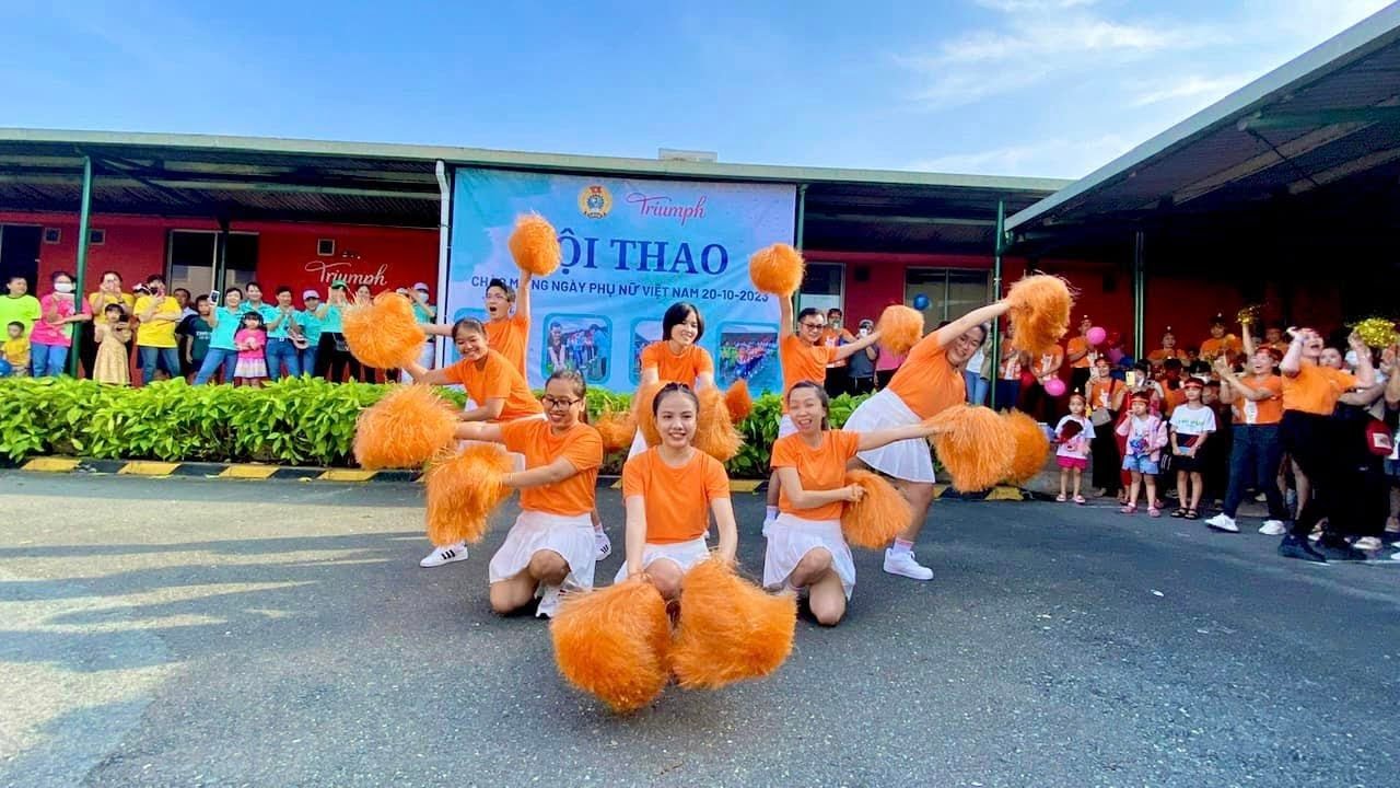 Nhảy cổ động: Dare (La La La). Biểu diễn: CLB nhảy hiện đại cty Triumph