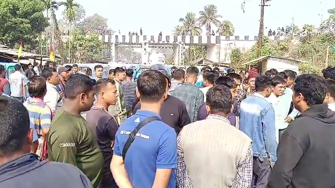 Tensions Flare in Chawmanu Auto Drivers Block Road After Colleague Allegedly Assaulted by BJP Leader