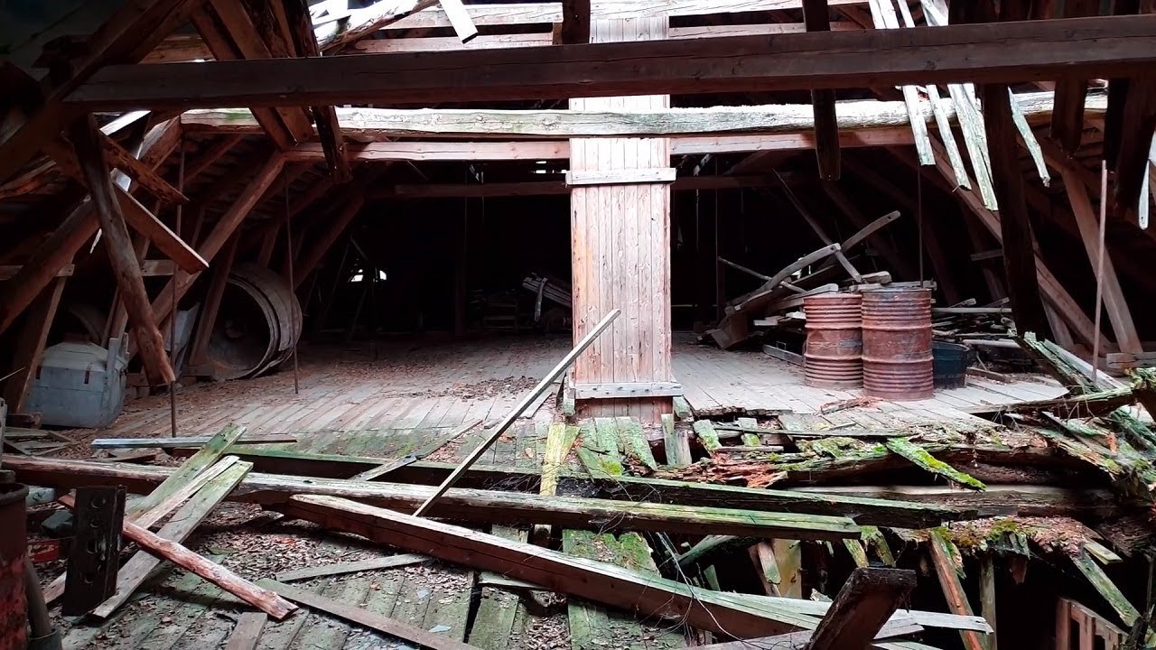 Hylätty kartanon VALTAVA navetta  Paljon vanhaa esineistöä. Urban exploring 4k