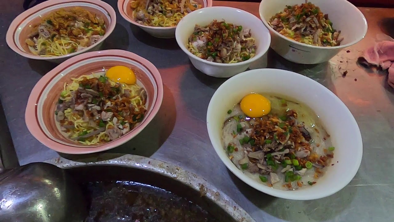 Netong's Special La Paz Batchoy | La Paz Market, Iloilo City | Philippines Street Food