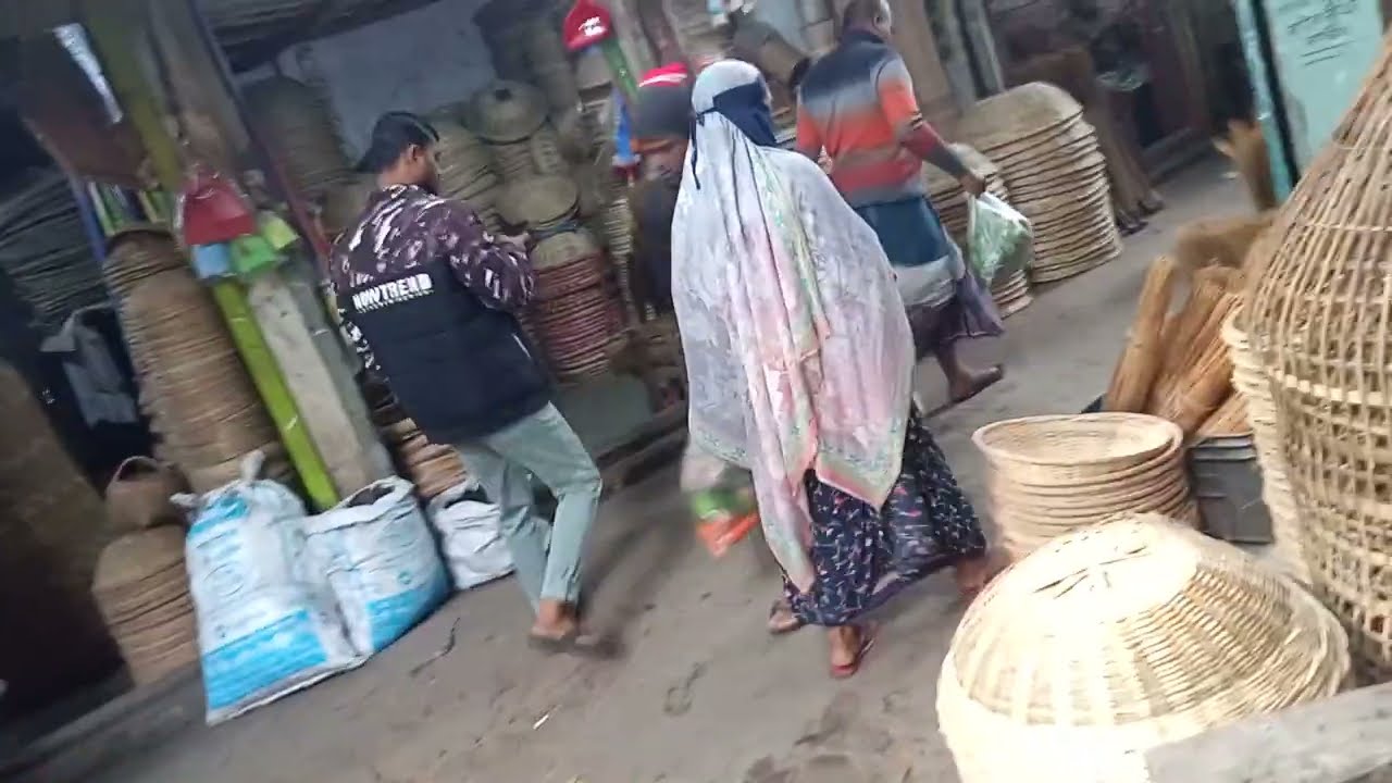 এখানে সব ধরনের বাশের জিনিস পত্র পাওয়া যায় 