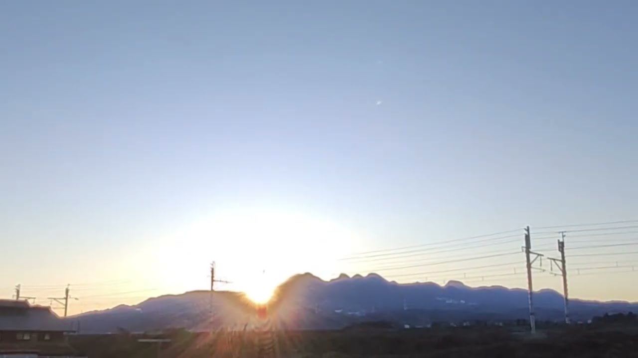 榛名山へ沈む夕陽と新月三日目の月🌛 一年で一番長い夜への入口。