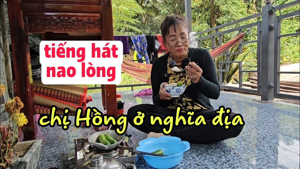Lạnh người chị Hồng ở nghĩa địa cất tiếng hát nghe nao lòng