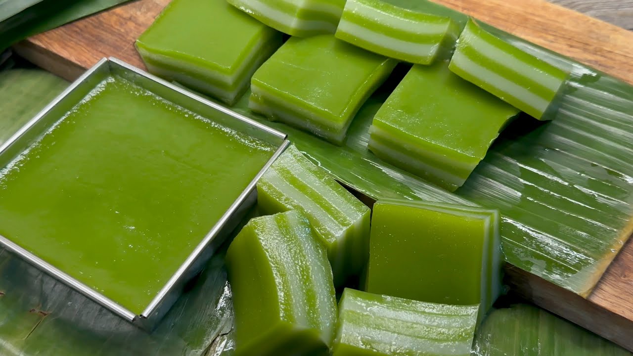 How to make Pandan Layer Cake. This recipe is the most delicious. It comes in a unique Khanom Mor...