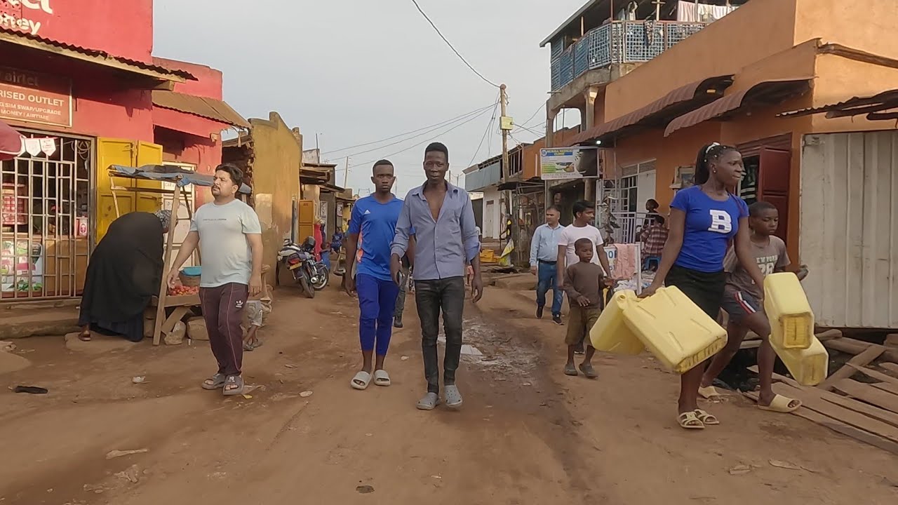 INSIDE A LOCAL COMMUNITY IN AFRICA 🌍 UGANDA🇺🇬