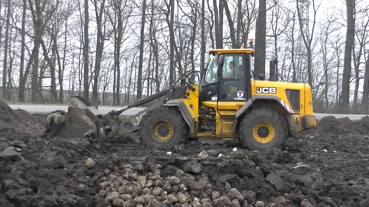 Rozhrnování a rozmetání hlíny z cukrovky Staré Město