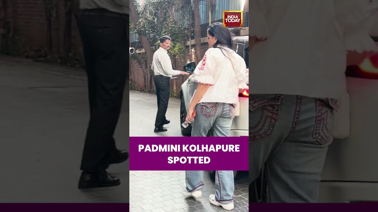 Veteran Actress Padmini Kolhapure Spotted | Mumbai | Bollywood | Entertainment News