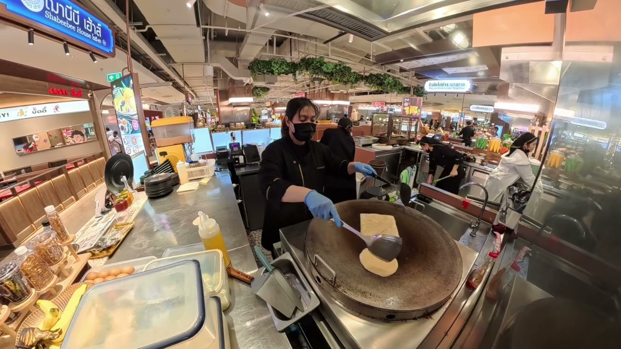 Eggs and Bananas! The Most Popular Roti Lady in Bangkok