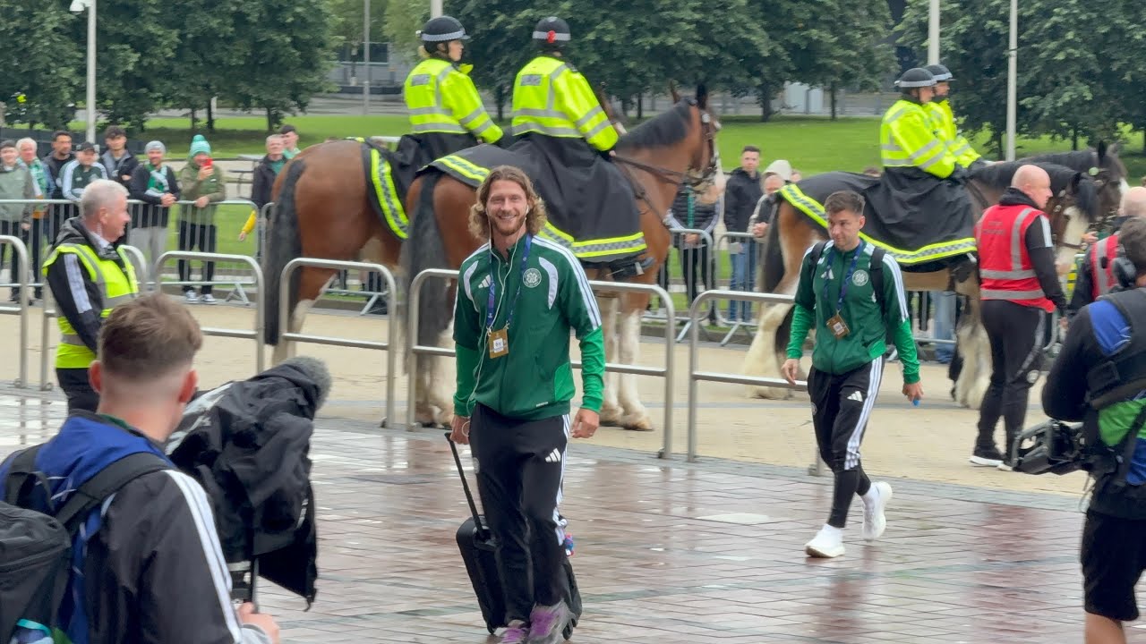 CELTIC TEAM BUS ARRIVING BEFORE THE CELTIC V LASK GAME !!! 