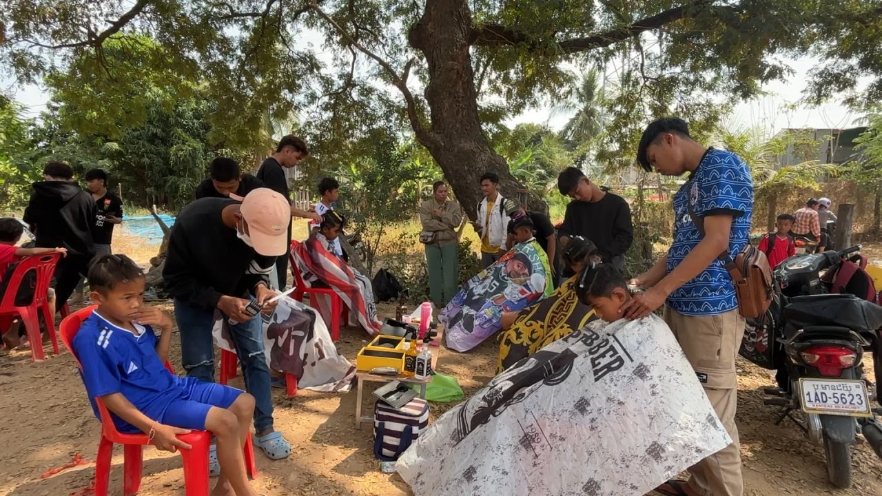 ជាងកាត់សក់២ក្រុមសហការគ្នាកាត់សក់ឥតគិតថ្លៃជូនកុមារភៀសសឹកនៅថ្នាក់រៀនបណ្តោះអាសន្នកណ្តោលខេត្តបន្ទាយមានជ័
