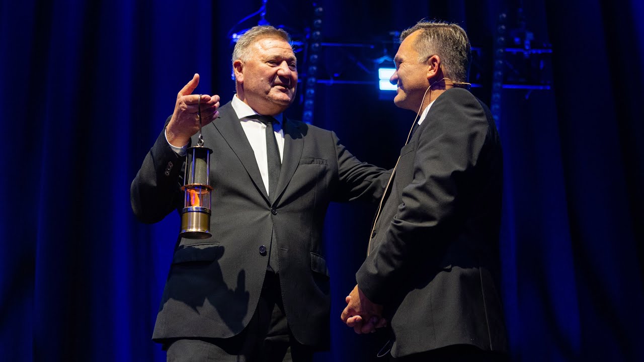 Jugendtag 2024 - 09: Übergabe Grubenlampe an Bezirksapostelhelfer Pöschel