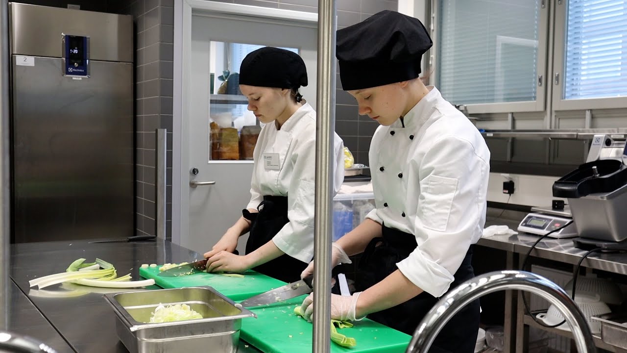 Ravintola- ja catering-alalta valmistuu kokiksi ja tarjoilijaksi