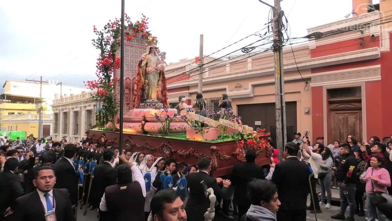 2026-01-11 Virgen de los Pobres por el Arco de correos