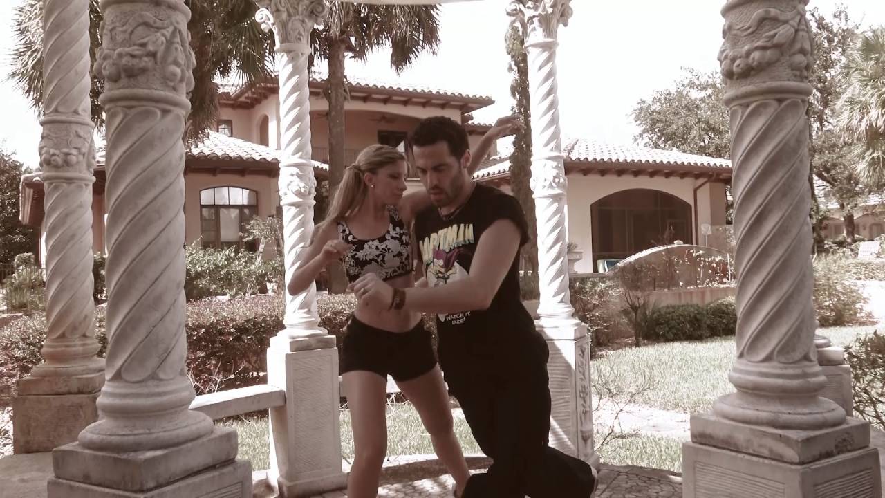 AIN'T NO SUNSHINE - Mauro Caiazza y Carolina Giannini