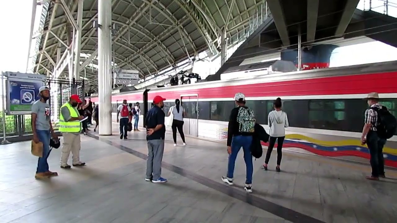 FERROCARRIL DE LOS VALLES DEL TUY LLEGANDO A LA ESTACION DE CUA