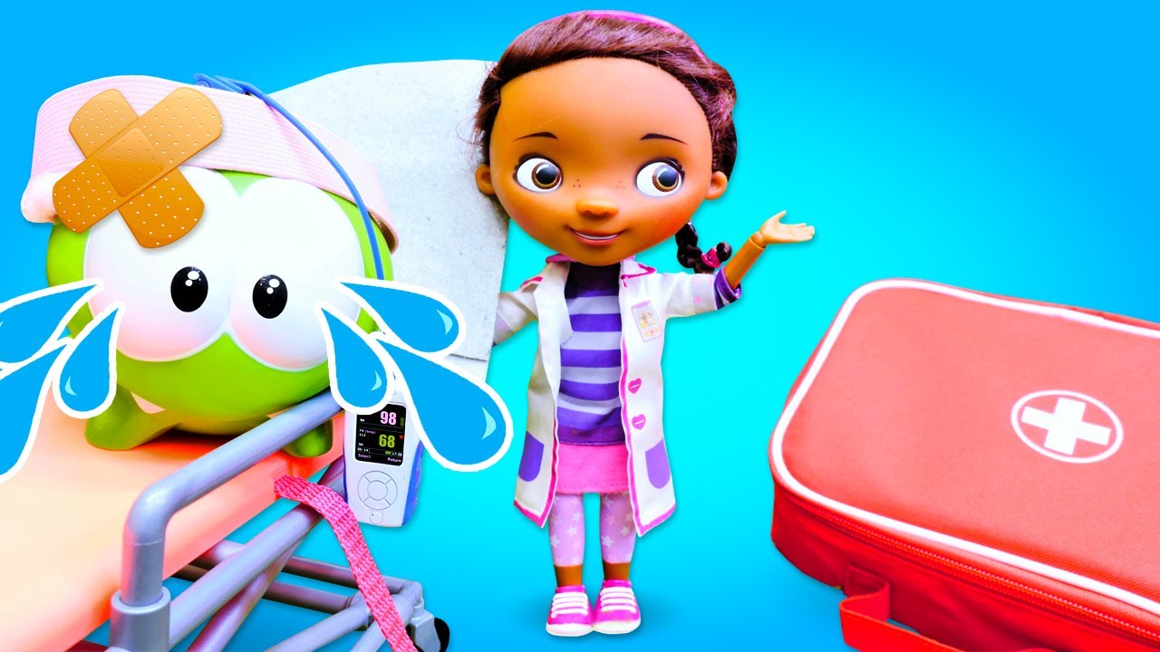 Doutora de Brinquedo leva Om Nom para o hospital. Vídeos e jogos para crianças com brinquedos