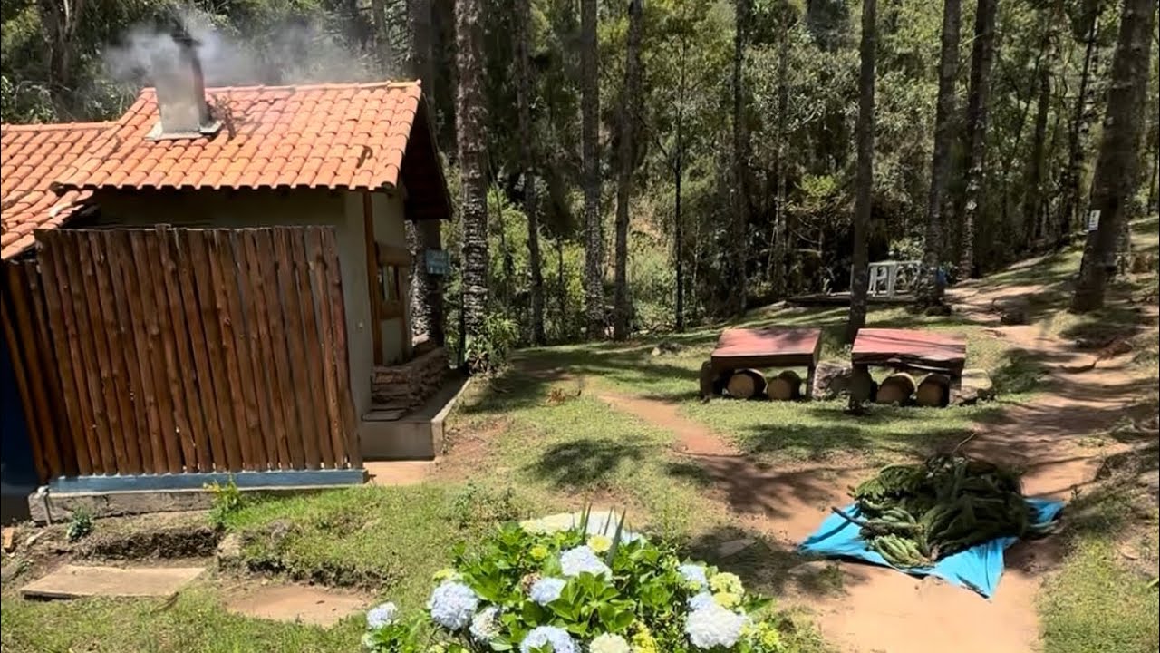 UM LINDO PARAÍSO NAS MONTANHAS COM CACHOEIRA QUE GERA ENERGIA ELÉTRICA