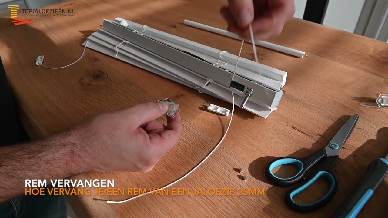 Hoe vervang je een rem van een jaloezie 25mm? - TOPJALOEZIEËN.NL