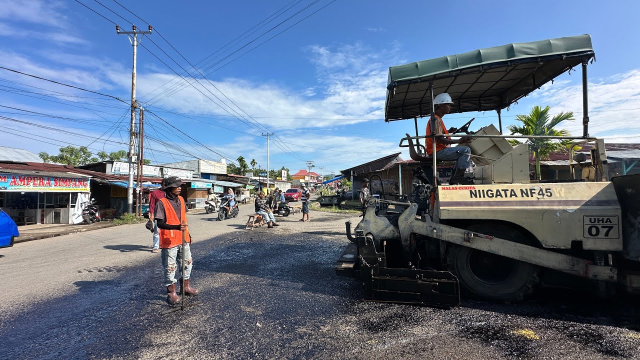 Persiapan lebaran - Jalan Pasar baru Bayang diaspal - 15 Maret 2026
