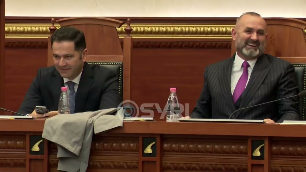 Dash Sula i jep Ministrit 'xhaketën e burgaxhiut', shkon dhe ja vendos në tavolinë