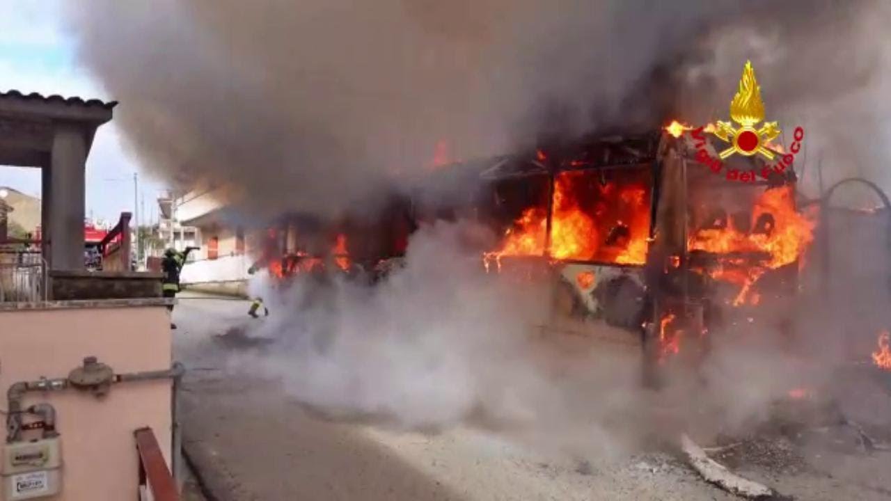 Bus Air a fuoco in Irpinia, in salvo autista e passeggeri