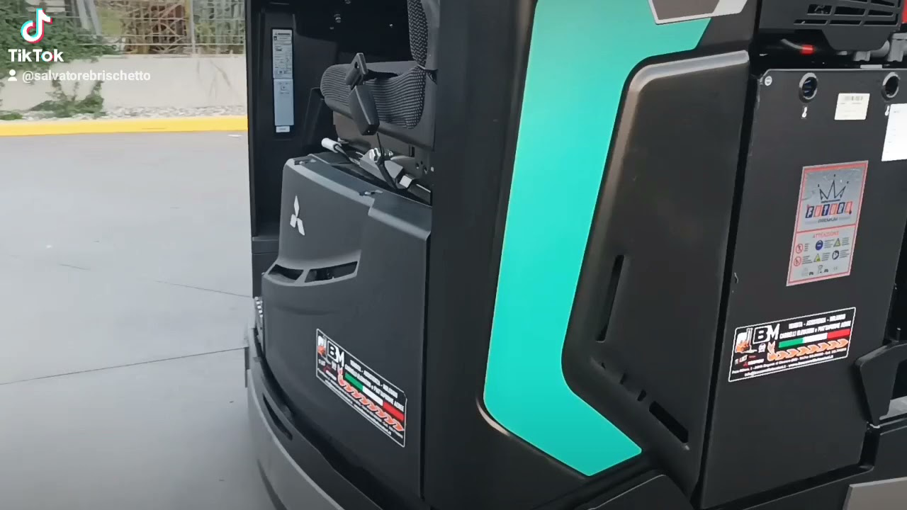 carrello elevatore retrattile Mitsubishi Sensia con telecamera nella forca