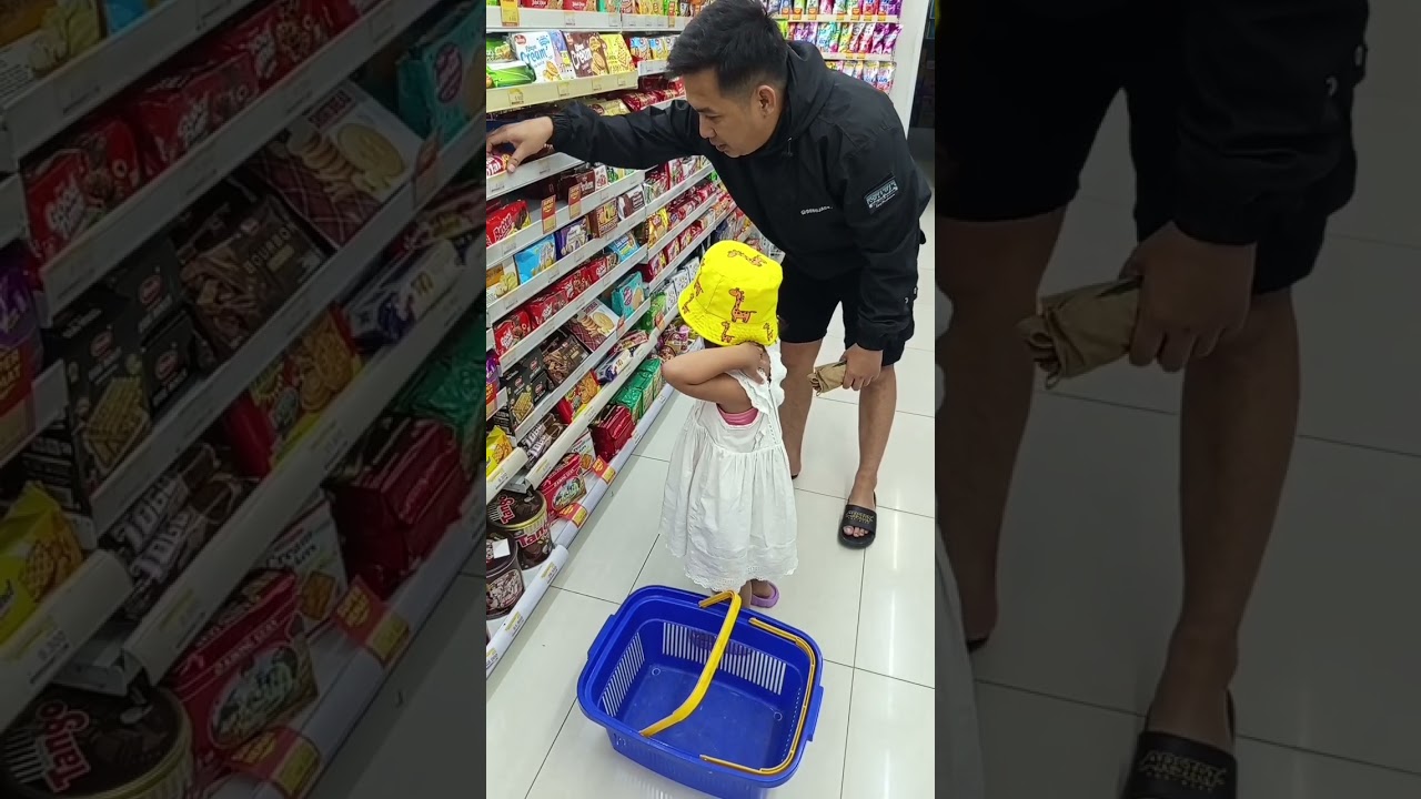 Ikuti Shahraz jajan di indomaret yuk teman #eskrim #permen #viral #trending