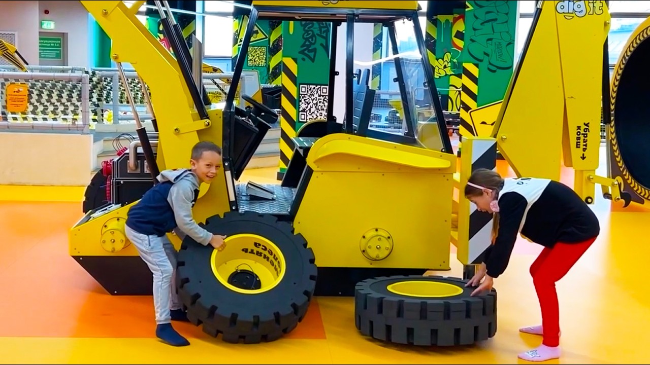 Sofia and Max play at the Children's Center! Funny adventures on kids Tractor