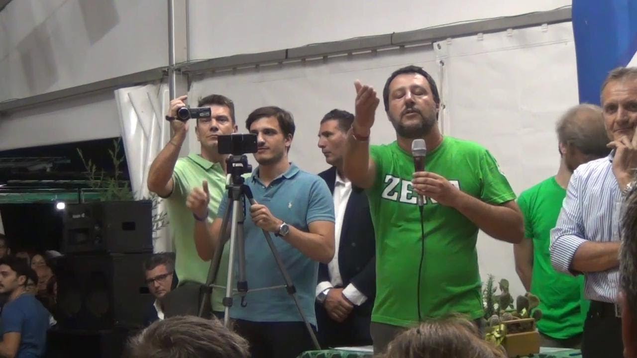 Lega, Salvini difende la contestatrice dagli insulti dei militanti a Pontida