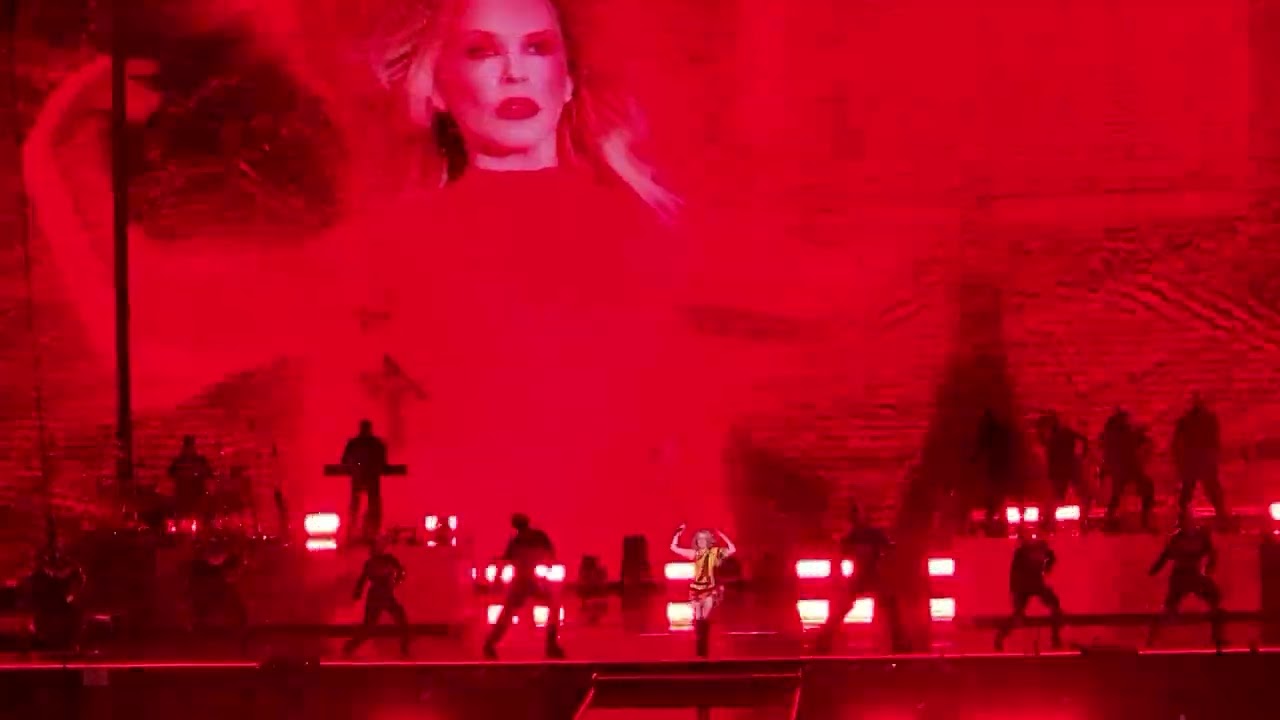 KYLIE MINOGUE : PADAM PADAM / LOVE AT FIRST SIGHT (LIVE IN PARIS 2025)