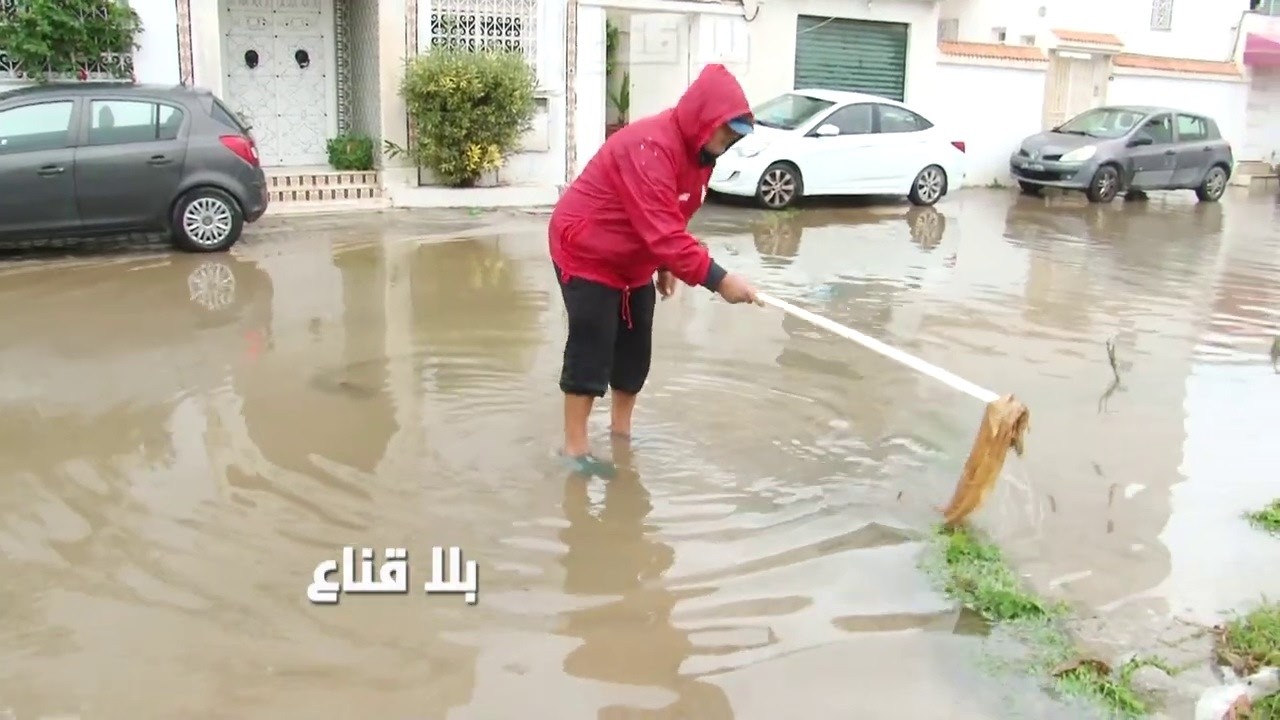 دقائق من الأمطار الغزيرة تغـزو الشوارع وتفضـ ـح حقيقة البنية التحتية..بالوعات فائضة وكل شتاء نعومو؟!
