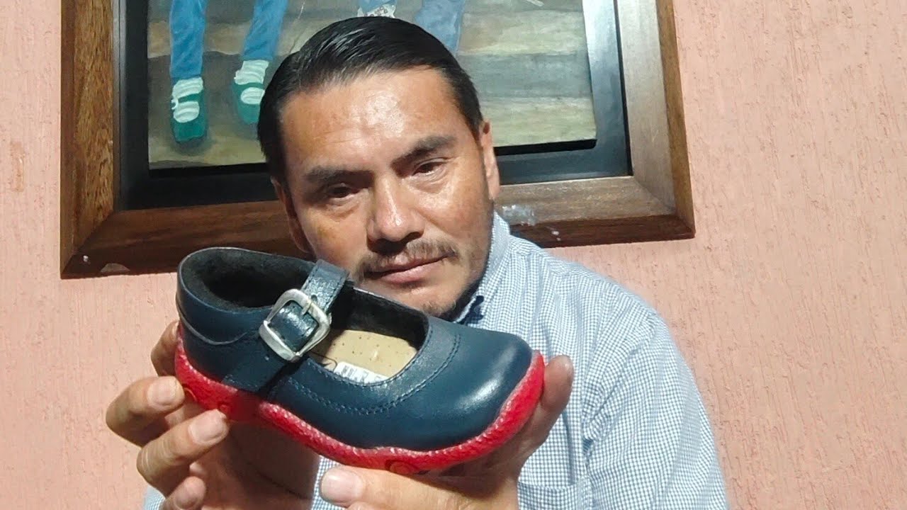 Wilson Meneses Ramírez  está en vivo cómo pegar una suela en cualquier clase de material