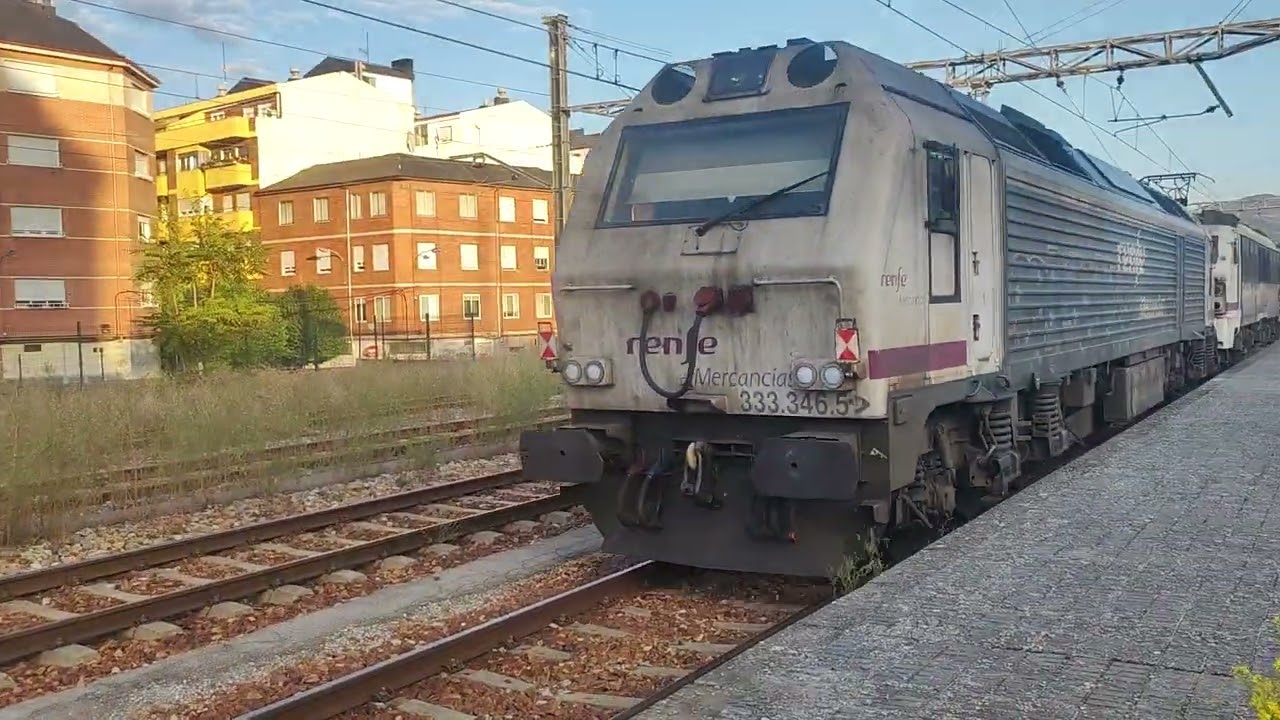 Renfe mercanc&iacute;as 251+333 aisladas a su paso por ponferrada (Le&oacute;n)