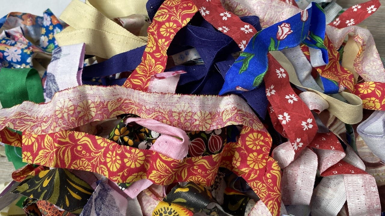 Экономия 100%: Как собрать дизайнерский узор бесплатно из кромок ткани