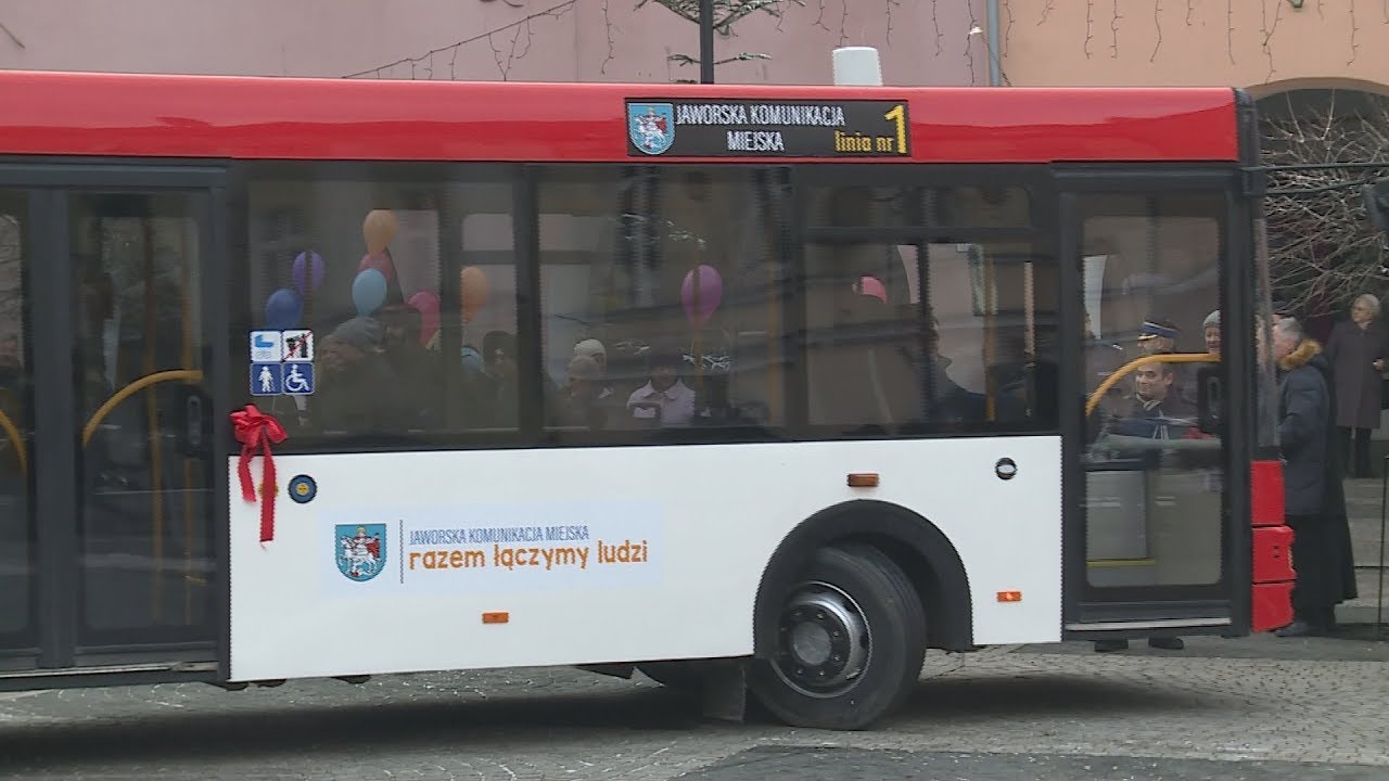 JAWOR. Autobus przez ulice miasta mknie