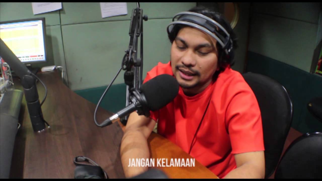 TOMPI Mesen Makanan Sambil Nyanyi!