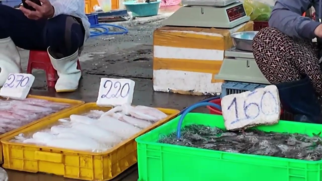 Chợ thịt heo bò gà cá tôm trứng mối Thủ Đức nay có gì ngon? 26/1