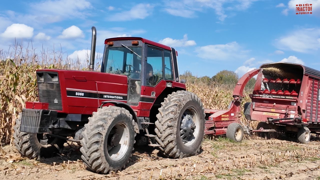 INTERNATIONAL 5088 Tractor Forage Harvesting Corn